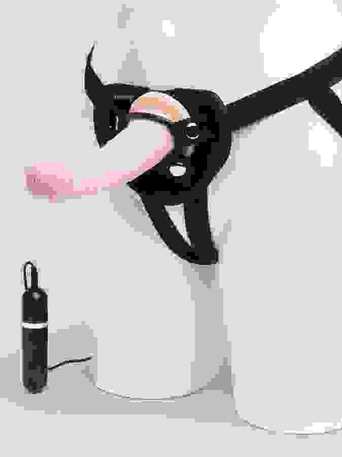 Lifelike Lover Ultra Realistic Dildo Vibrator Harness Kit 7 Inch, Flesh Pink, hi-res